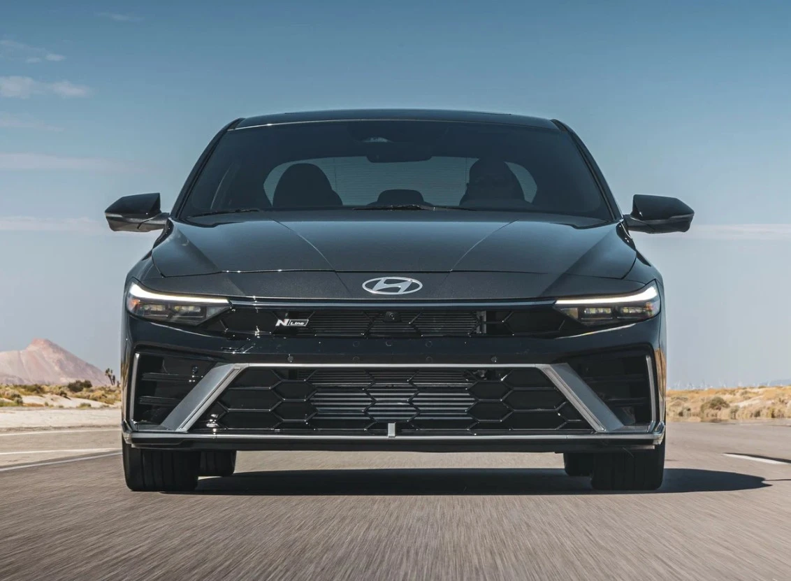 Кожа, экраны и умные ассистенты за недорого: свежее поколение Hyundai Elantra появилось в РФ