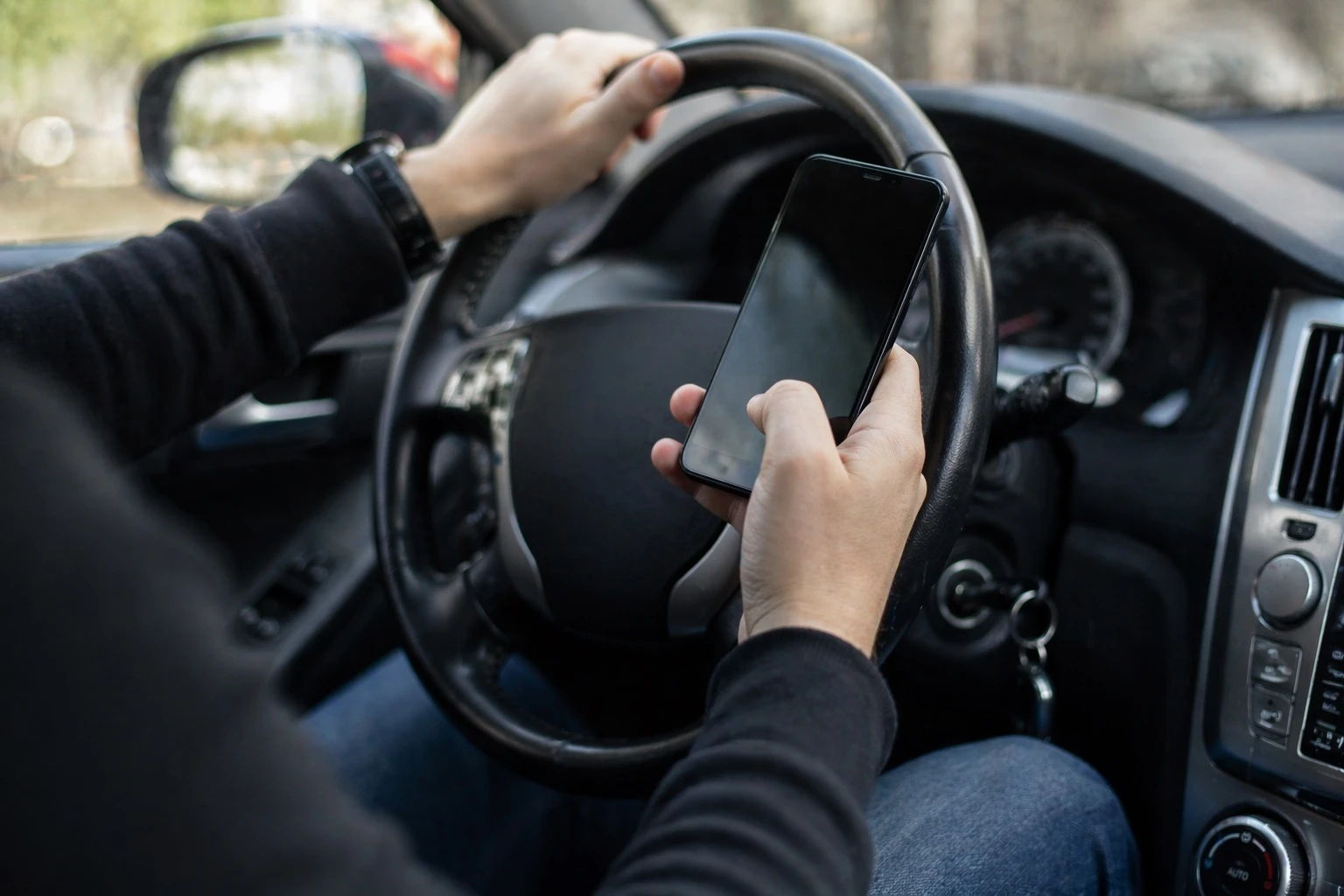 Имеют ли право в ГАИ требовать доступ к телефону водителя: подробности