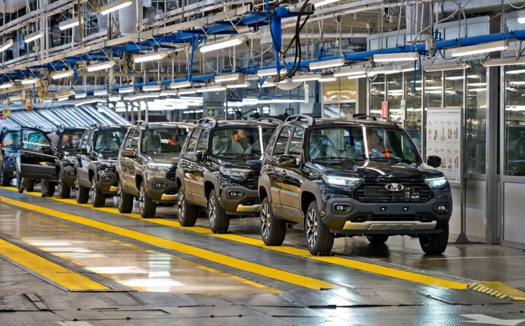 Премиум с кожаным салоном: АвтоВАЗ начал продавать лимитированные Lada Niva Travel