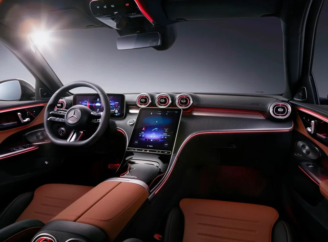 Экран на полсалона и «звездное небо»: Mercedes показал, как выглядит новый C-Class