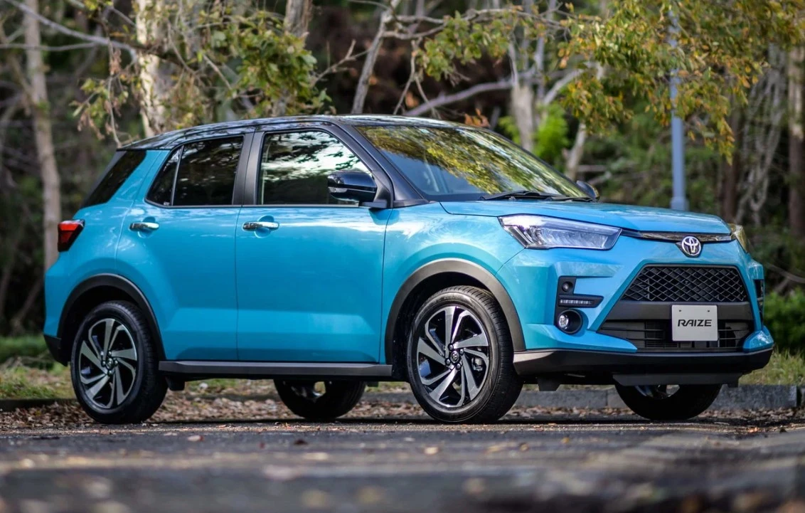 Toyota Raize добралась до России: компактный кроссовер можно купить дешевле «Весты»