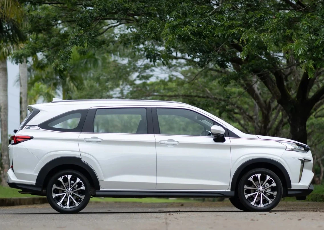 Семиместный Toyota Veloz появился в России: комплектации и цены