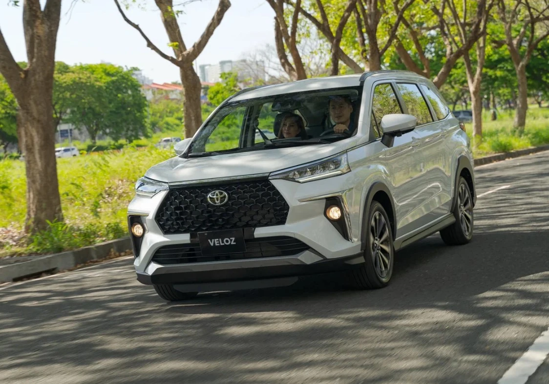 В Россию начали ввозить новый семиместный компактвэн: сколько стоит Toyota Veloz