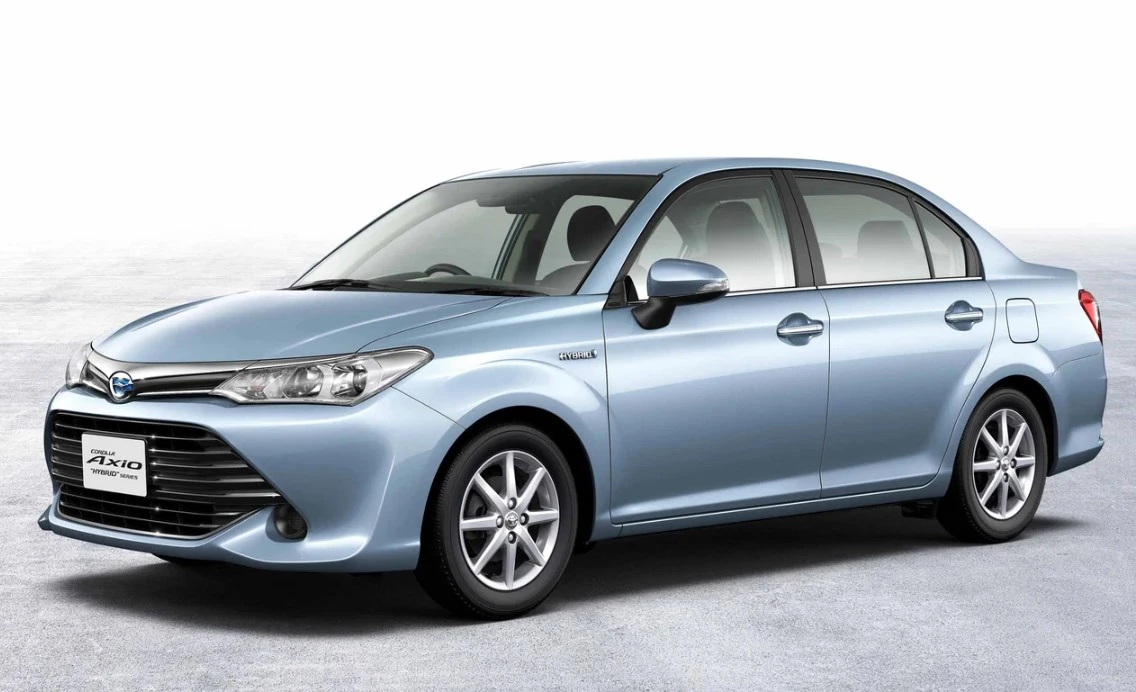 Дешевле «Гранты», но с кондиционером: в России начали продавать Toyota Corolla Axio
