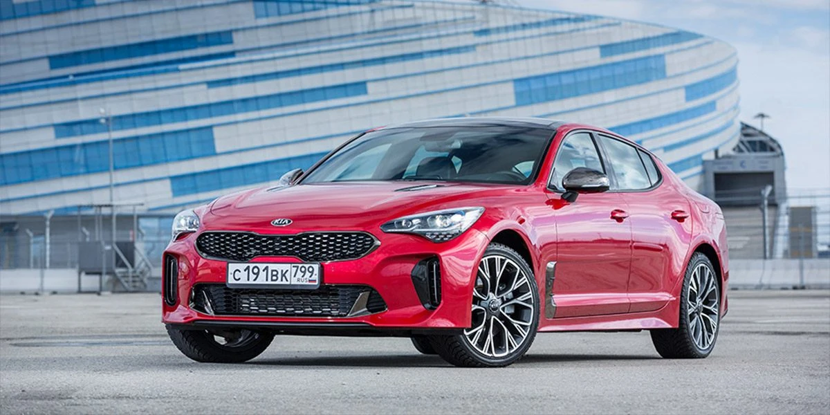 В России начались продажи спортивного фастбека KIA Stinger