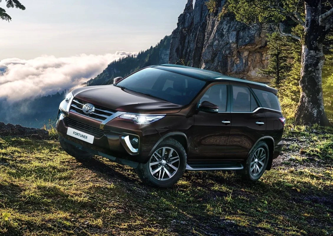 В Россию начали ввозить Toyota Fortuner: комплектации и цены