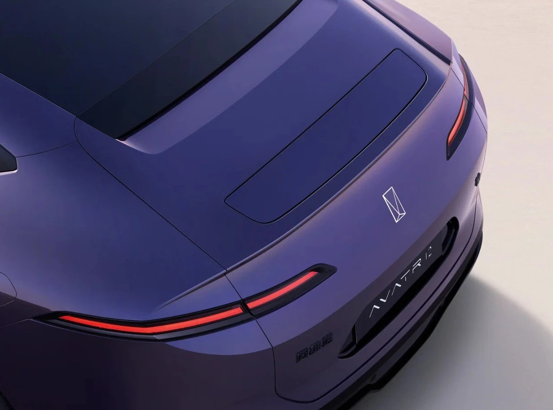 Электрофастбэк Avatr 12 вышел на рынок РФ: что в нем есть