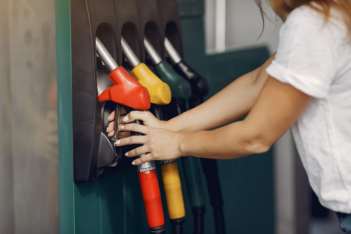 В Подмосковье планируют ограничить продажу топлива детям: в чем причина запрета