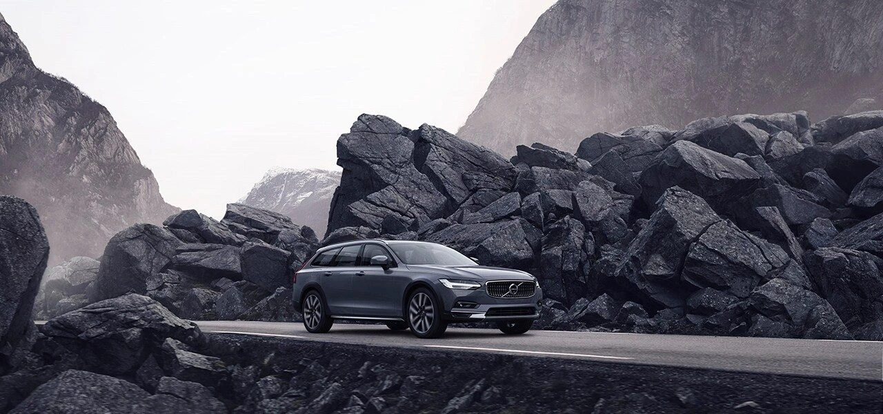 Volvo представляет обновленные модели: седан бизнес-класса S90 и универсал повышенной проходимости V90 Cross Country