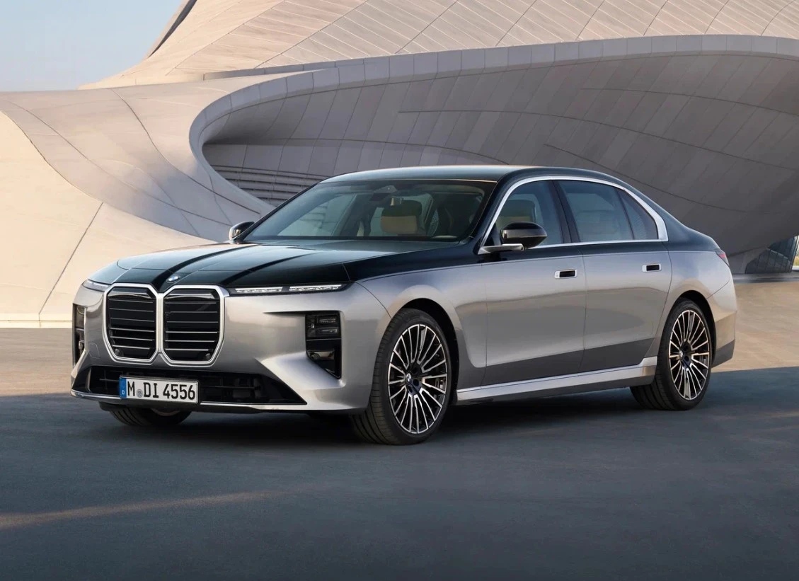 BMW представила радикально обновленную «семерку»: почему ее раскритиковали