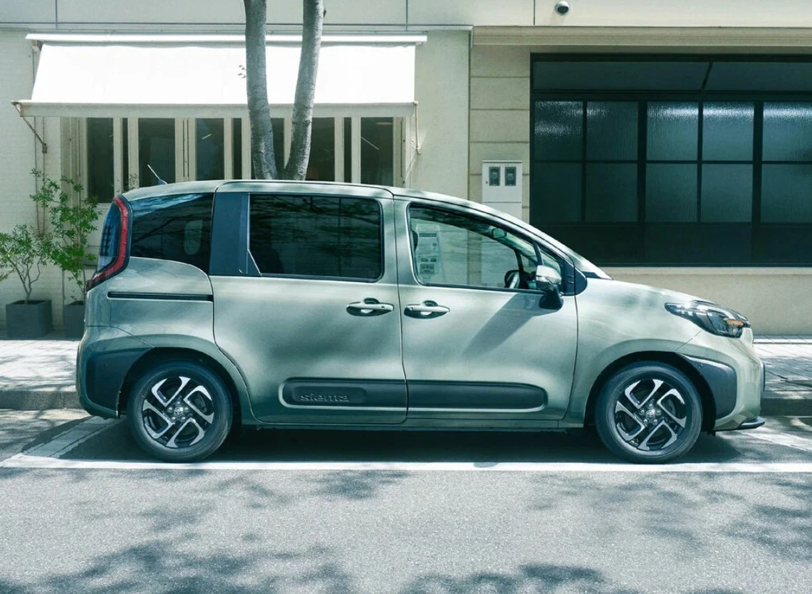 В Россию привезли новый семиместный компактвэн: что известно о Toyota Sienta