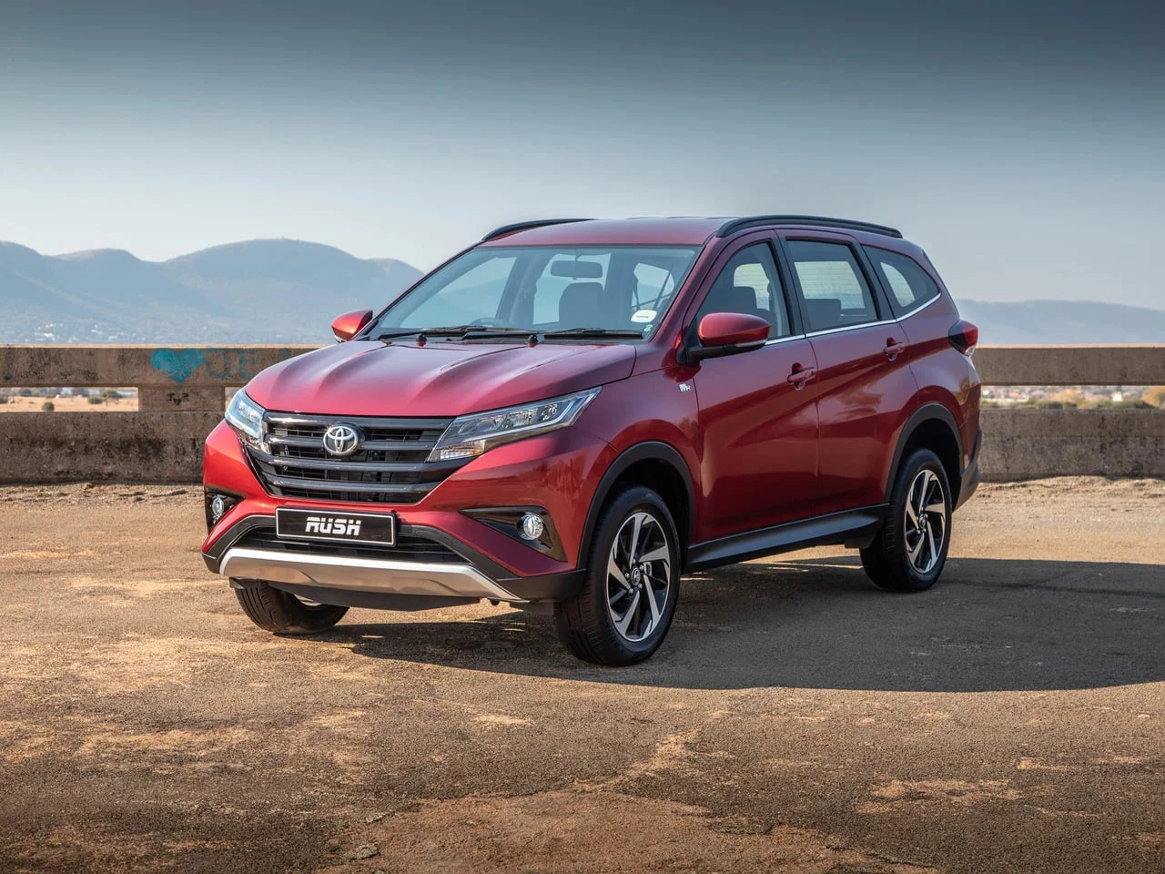 В Россию привезли семиместный компактвэн: что известно о Toyota Rush