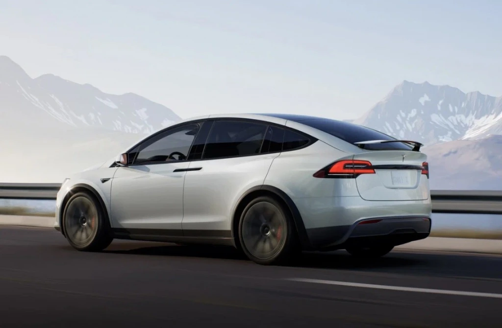 Российские фанаты авто от Илона Маска остались без машин: что происходит с Moscow Tesla Club