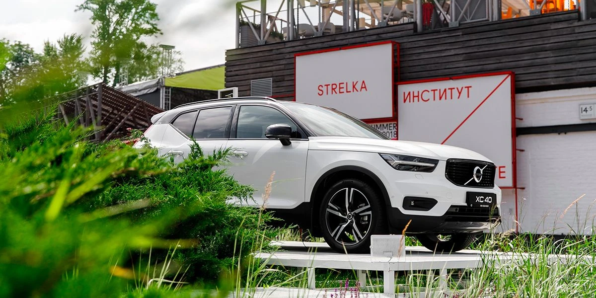 При поддержке Volvo Car Russia на Красном Октябре в Москве открылось pop-up пространство Strelka Summer Lounge