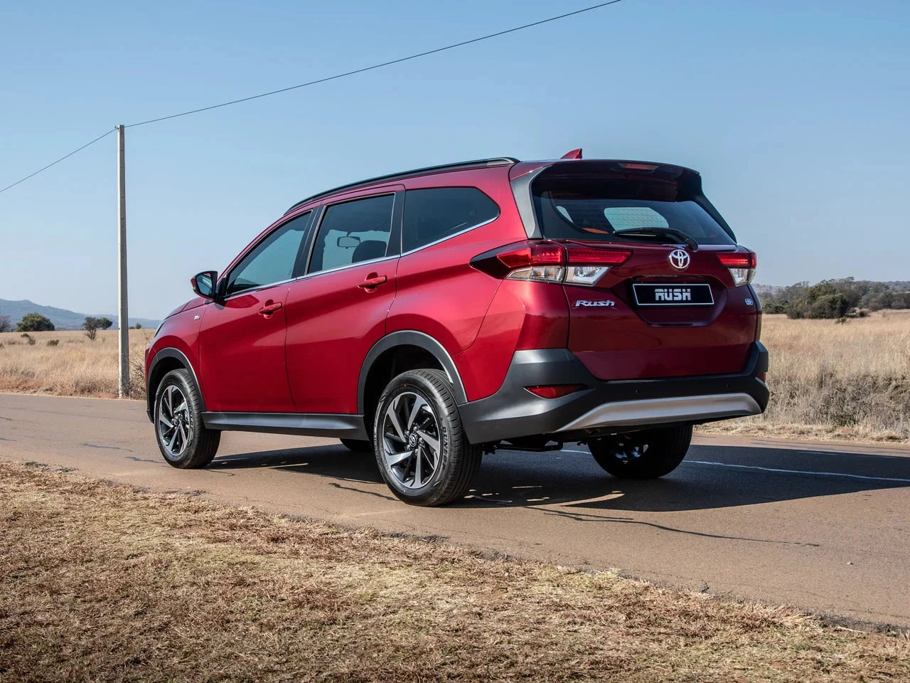 В России начались продажи семиместного Toyota Rush: подробности и цены