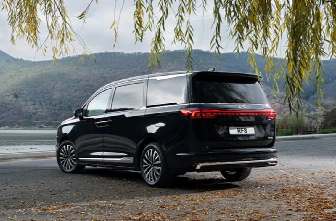 В России начали собирать просторный минивэн: кому подойдет новинка