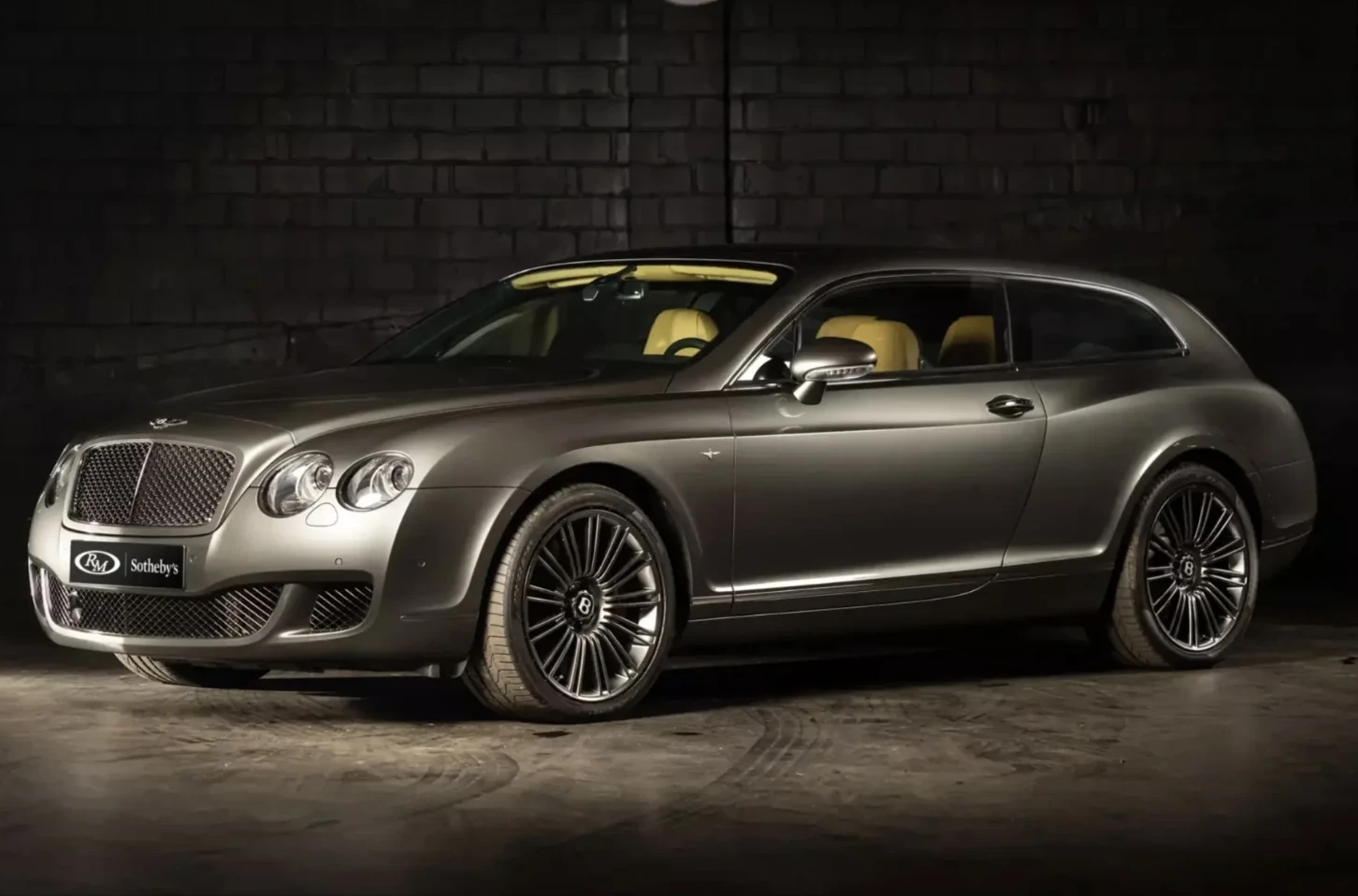 На аукцион выставили уникальный универсал от Bentley