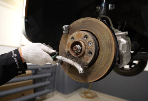 Очистка передних тормозных дисков от окалины Peugeot