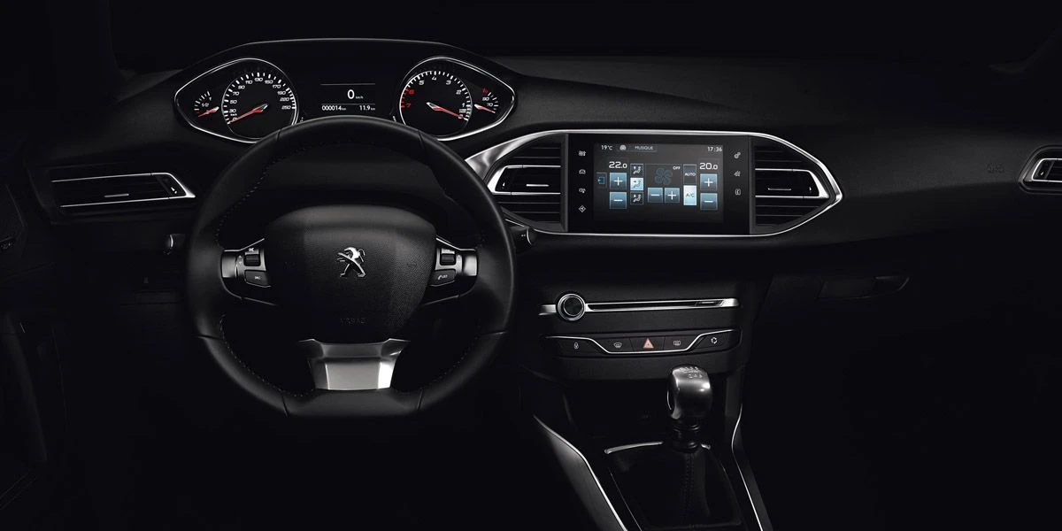 PEUGEOT i-Cockpit® — «Технология года» по версии What Car