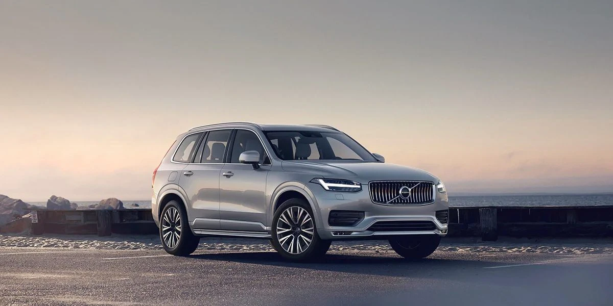 Volvo XC90 2021 модельного года в обновленной базовой комплектации с расширенным пакетом опций доступен для предварительного заказа