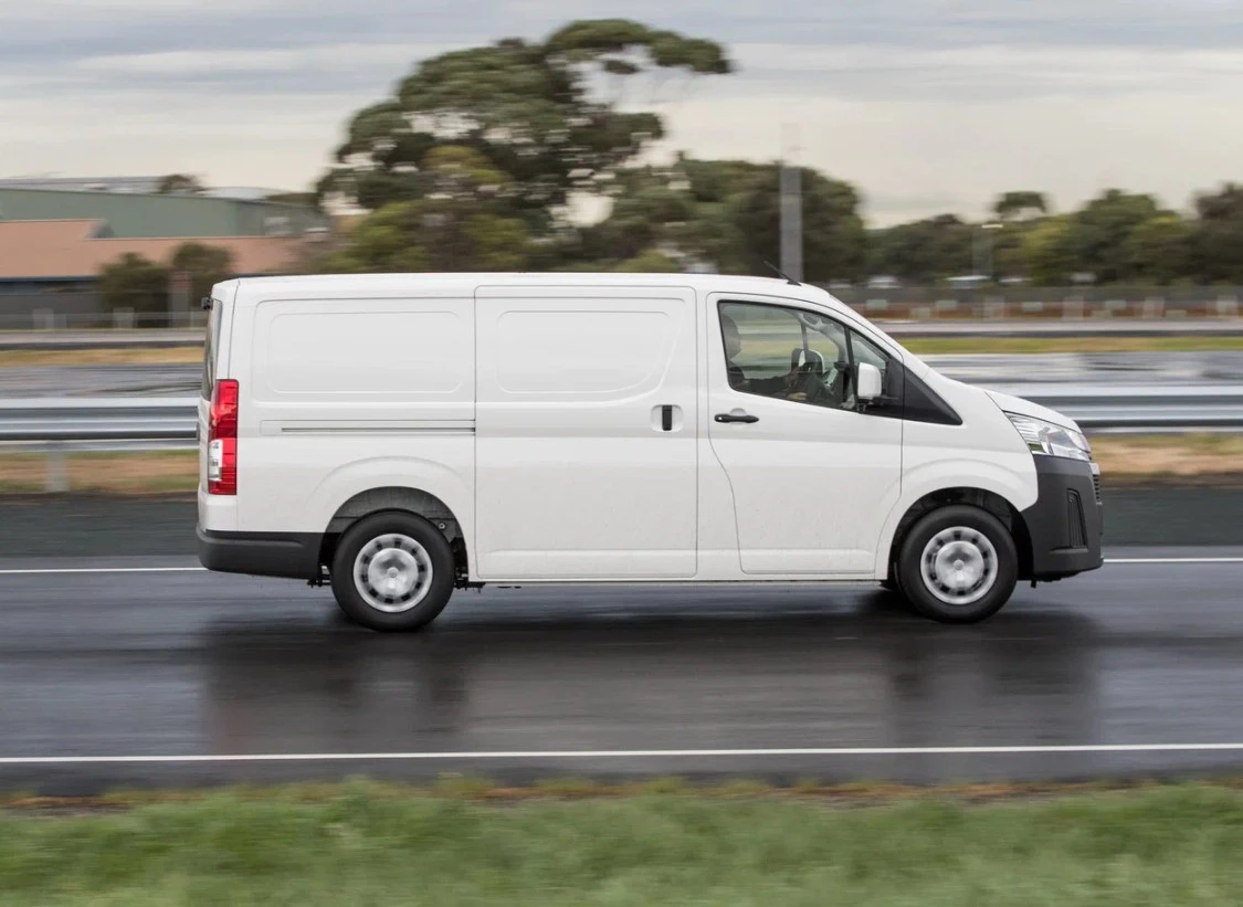Дом на колесах по цене кроссовера: как превратить Toyota Hiace в уютную капсулу для путешествий