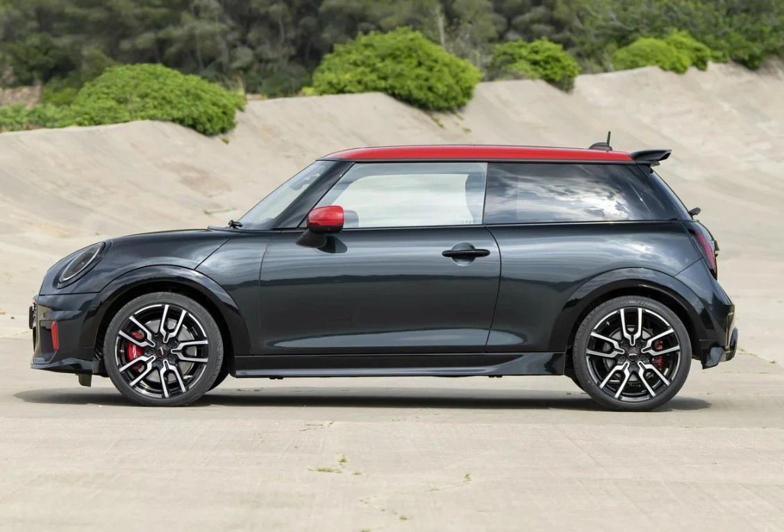 Лучшая машина в подарок девушке в 2026 году: ТОП моделей, цены и советы экспертов